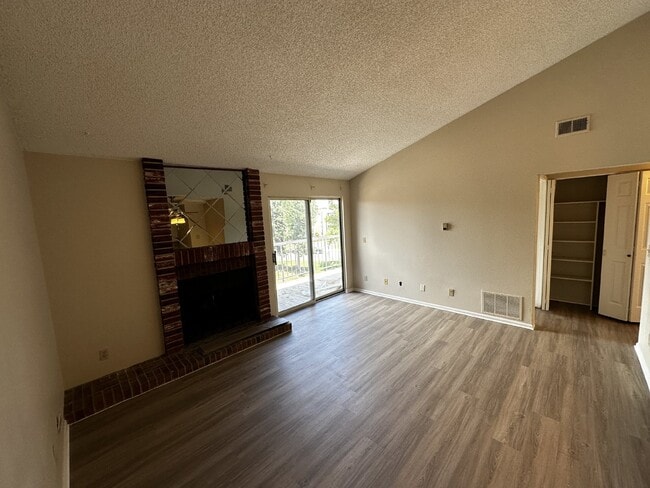 Building Photo - AVAILABLE NOW!
Charming Chestnut Condo! Unit C24