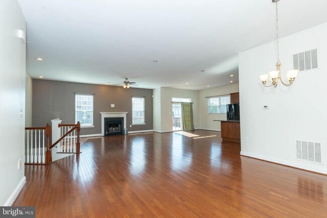 Building Photo - 15 Flag Ct