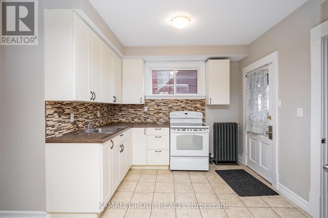Photo - 25 Spadina Ave