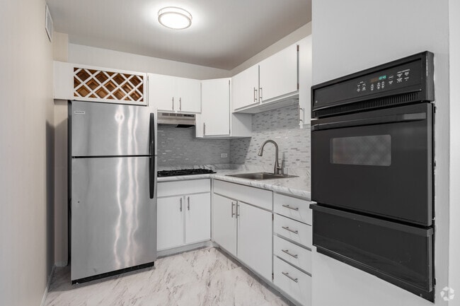 1BR, 1BA - 730SF