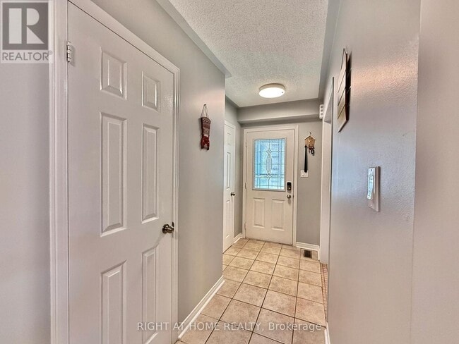 Photo - 569 Walpole Crescent