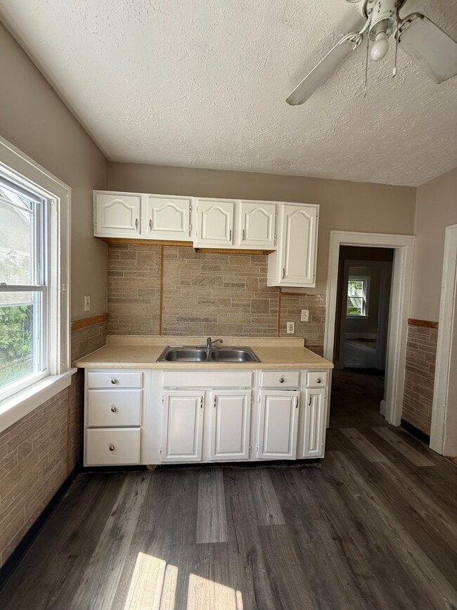 Photo - 4bd Single E. 140/kinsman Section 8