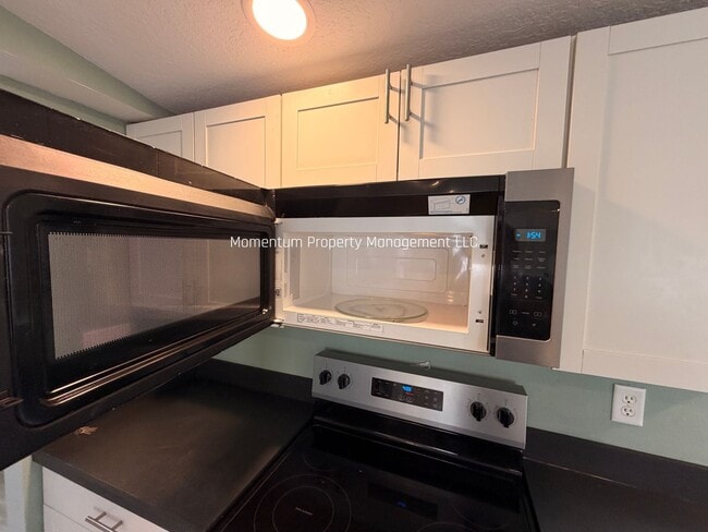 Photo - BEAUTIFUL 3/2 AVAILABLE NOW! ASK ABOUT OUR SPECIALS!!!