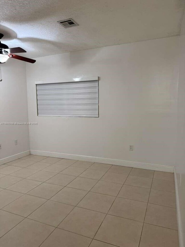 Building Photo - 14432 SW 92nd Terrace Unit 1 Rental