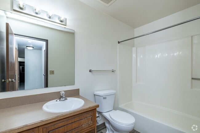 2BR, 1BA - 816SF - Bathroom