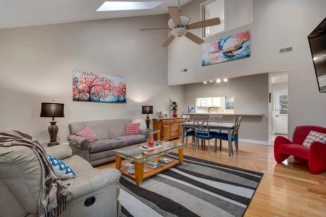 Photo - 308 Chota View Pl