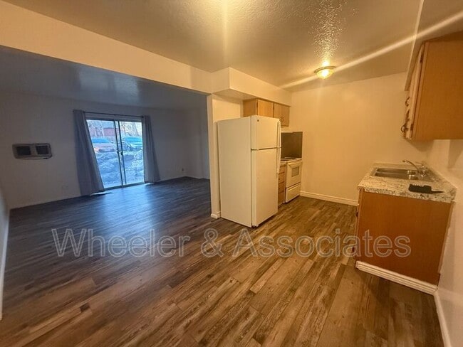 Building Photo - 2650 Jefferson Ave Unit #8