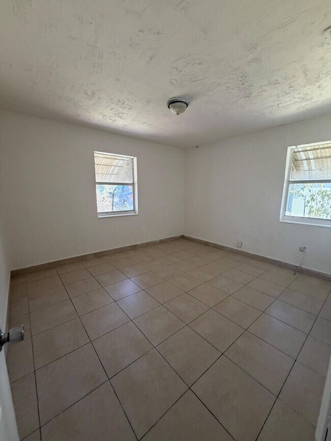 1525 W 15th St
