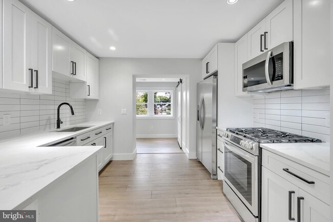 Building Photo - 6903 Dunmanway Unit B