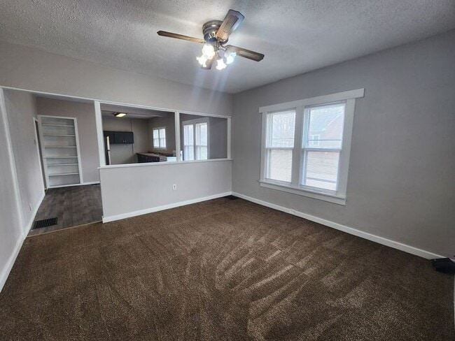 Building Photo - Charming 3-bedroom, 1-bath home with a bright living space, spacious bedrooms, and an easy-to-mai...