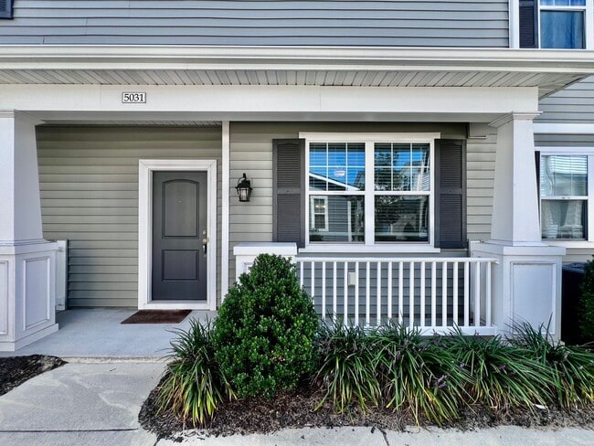 Building Photo - Luxurious 2-Bed Home with Gourmet Kitchen ...