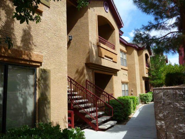 1 BED/1 BATH SECOND FLOOR CONDO OVERLOOKIN... - 1 BED/1 BATH SECOND FLOOR CONDO OVERLOOKIN...