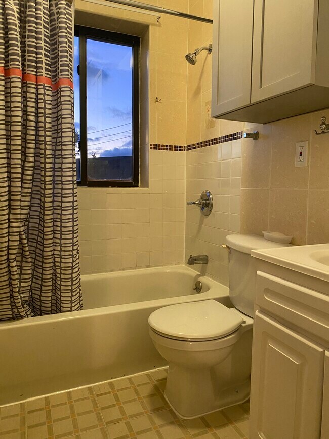 Photo - 7326 Queens Midtown Expy Unidad 3