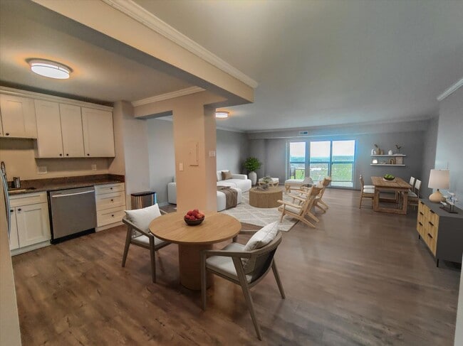 Photo - 8370 Greensboro Dr