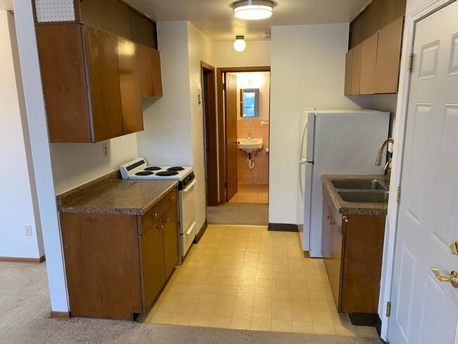 Kitchen - 1022 Arkwright St N Unit 9