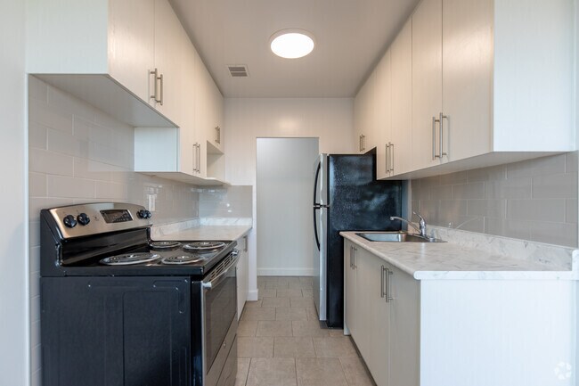 2BR, 1BA - 943SF - Kitchen