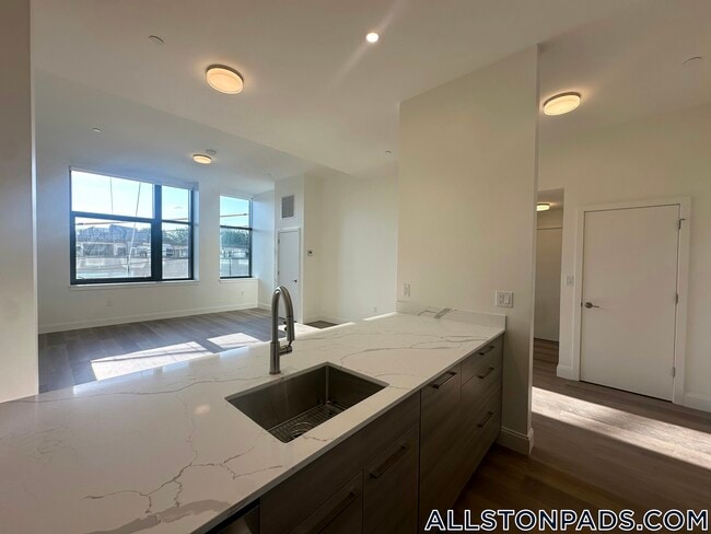 Building Photo - 1079 Commonwealth Ave Rental