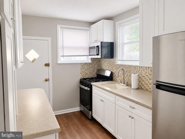 Photo - 3180 Tilton St