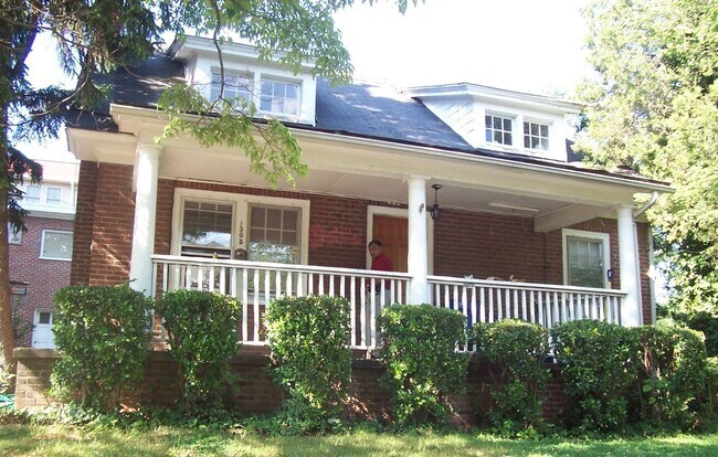 Building Photo - 2026-2027 9 bedroom / 4.5 baths  School Ye... Rental