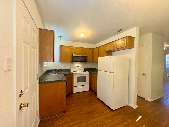 Photo - 1112 Leslie Cir