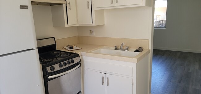 Apt 5 kitchen - Via Del Amo Apartments
