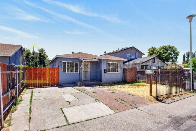 Building Photo - Spacious 3-Bed, 2-Bath Haven in Sacramento