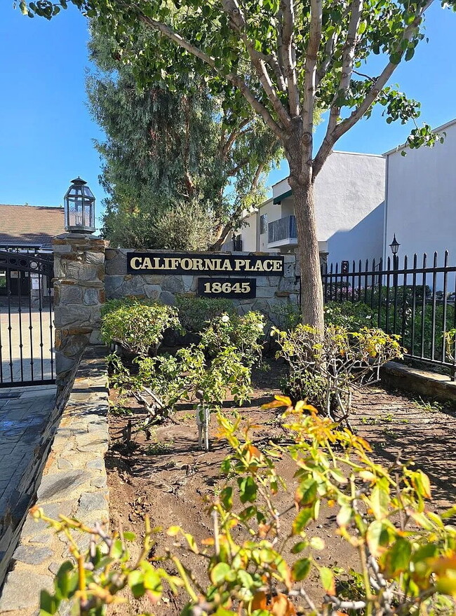Building Photo - "Charming 2-Bed, 2-Bath Gem in Tarzana - Cozy 830 Sq Ft Retreat!"