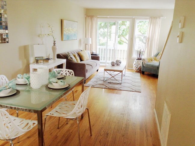 Bright open-concept living with gas fireplace & balcony - 12713 Greenwood Ave N Rental