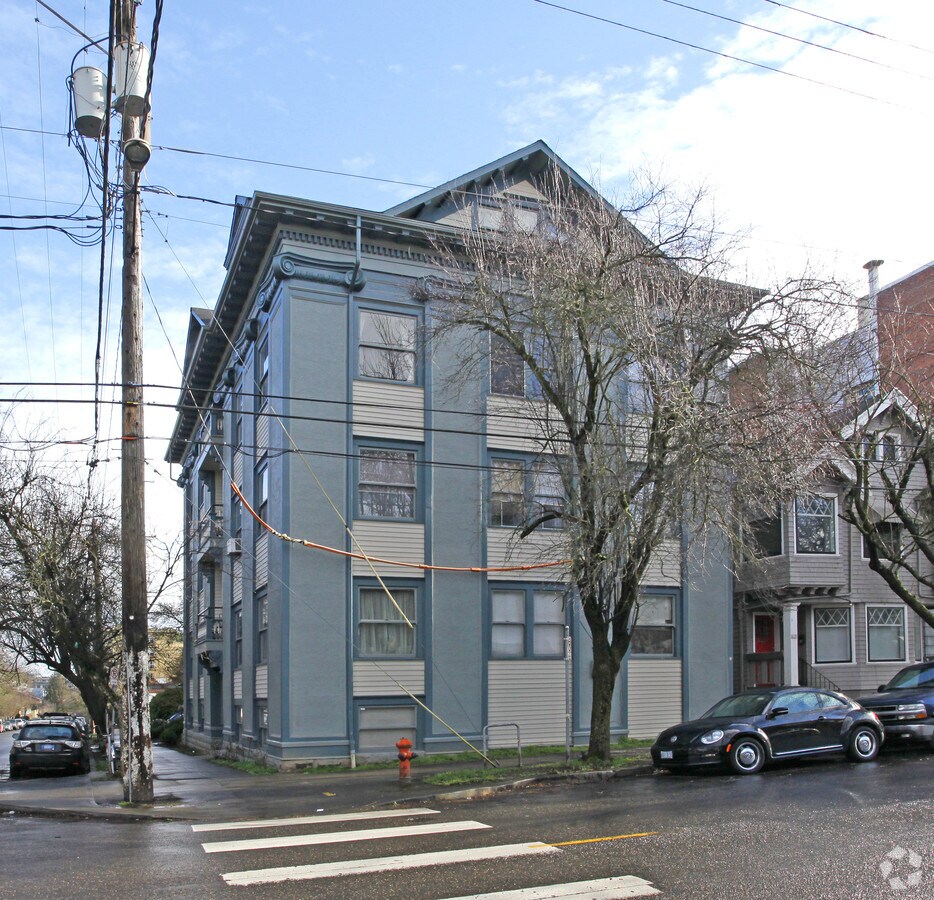 Photo - 2086 NW Kearney St Apartments