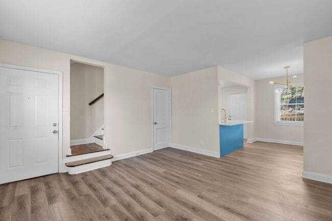 Photo - 910 Clarendon St
