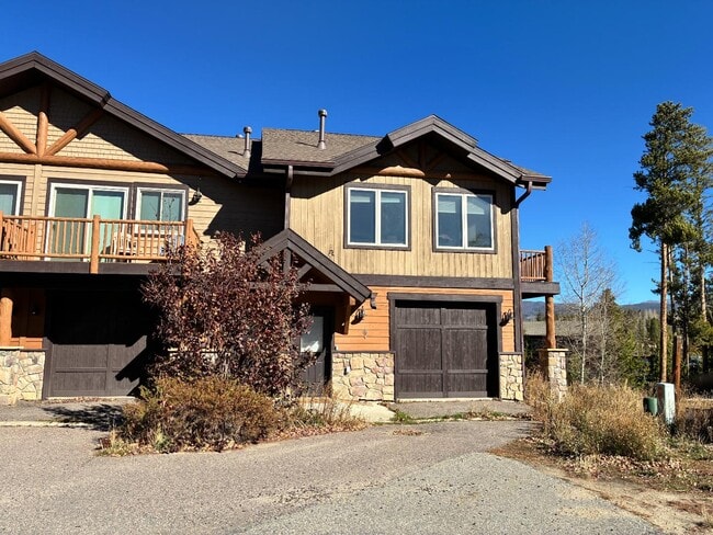 Photo - 831 Ermine Ln