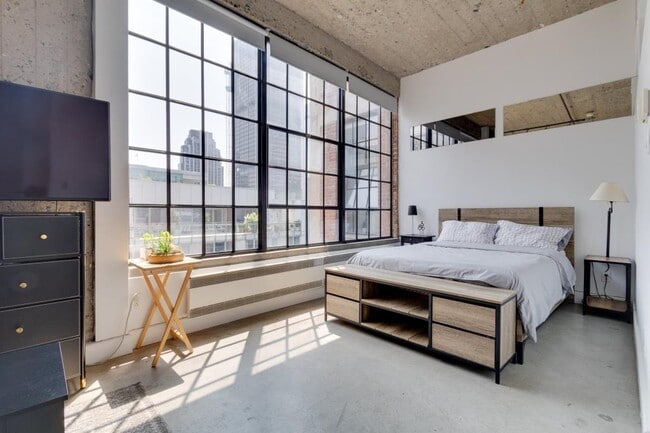 Building Photo - 454 Rue De la Gauchetière O