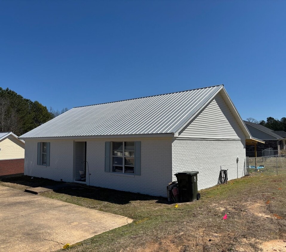 2 Bedroom 2 Bath Fenced Yard - 2 Bedroom 2 Bath Fenced Yard