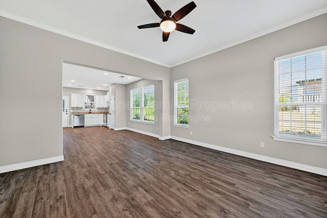 Photo - 320 W Bond St