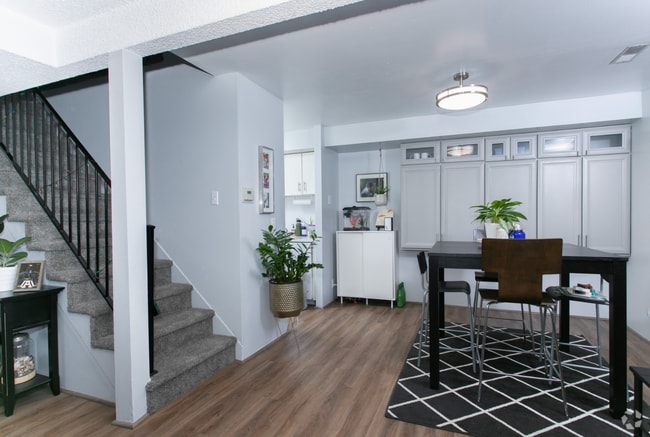 Building Photo - 3 bed 2 bed - in unit laundry - condo!