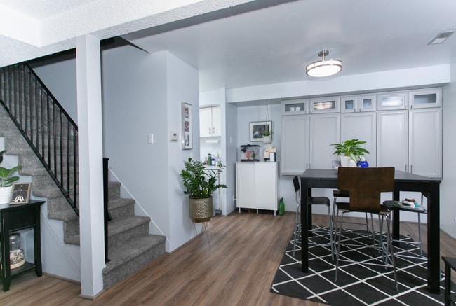 3 bed 2 bed - in unit laundry - condo! - 3 bed 2 bed - in unit laundry - condo!