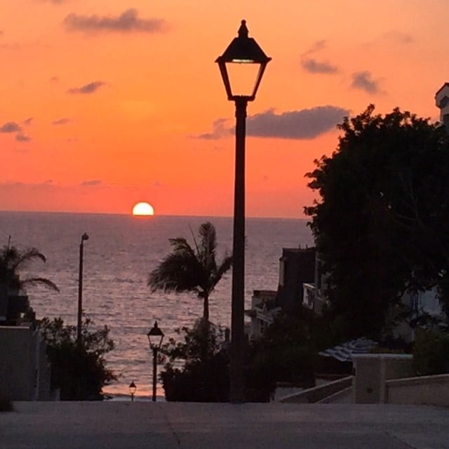 Vista del atardecer desde nuestra calle peatonal - 306 17th St Unidad Beach Cottage