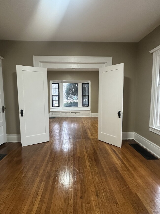 Photo - Spacious one-bedroom apartment located on Hazelwood in Rochester, NY. Unidad Down