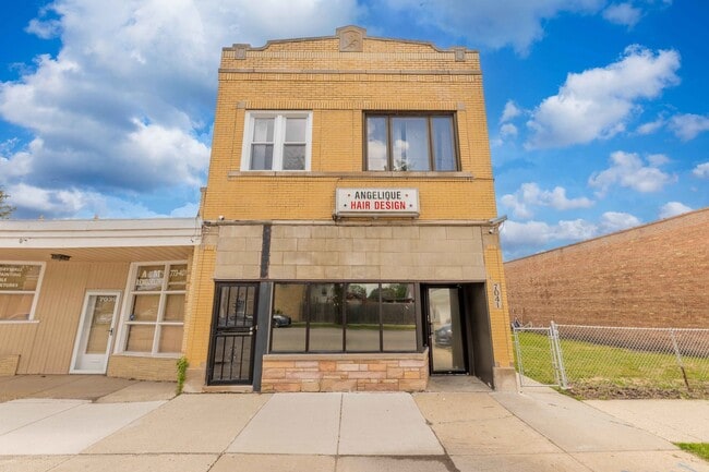 Building Photo - 7041 W Addison St Unit 2R