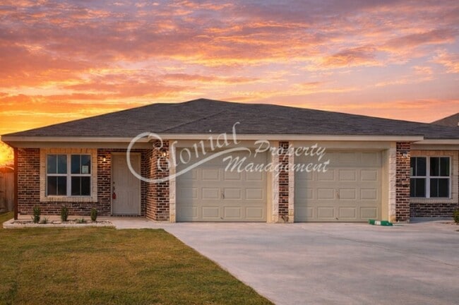 Building Photo - 3204 Stonewall Dr