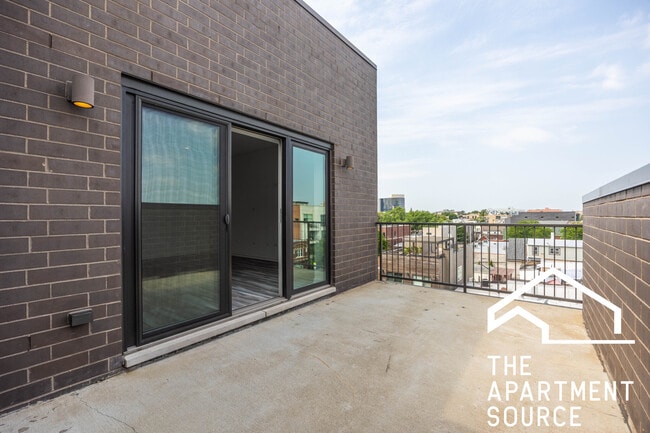 Photo - 2533 W Fullerton Ave Unit 03