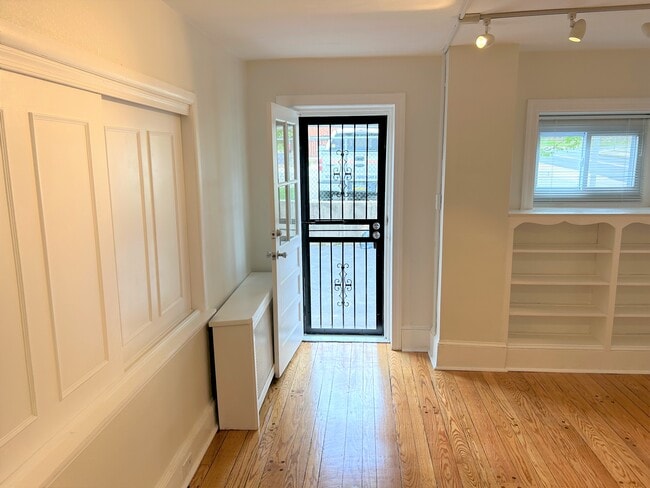Sala de estar con paneles corredizos hacia el dormitorio - 508 Central Ave Unidad Apt. #1