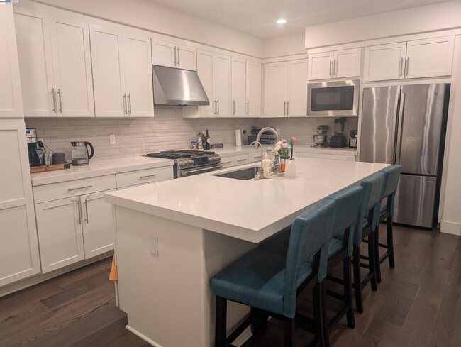 Building Photo - 44819 S Grimmer Blvd Unit 1012