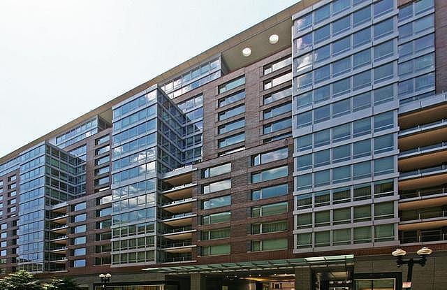 Building Photo - 1 Charles St Unit 807