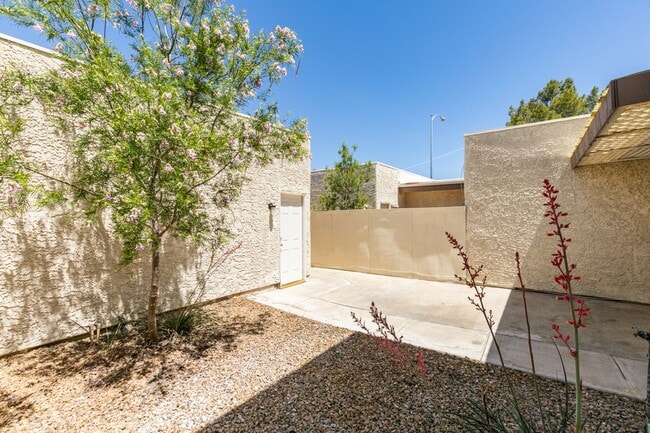 Photo - 2 Bedroom Townhome with 2 car attached garage in Henderson