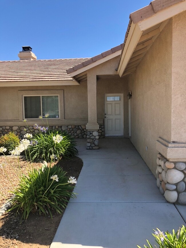 Building Photo - Adorable 3 bedroom Hesperia home!