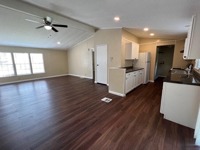 Photo - Spacious 3 bedrooms / 2 bath