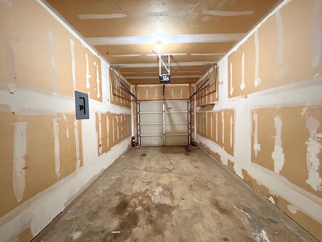 Building Photo - 2707 Westhampton Ct Unit A