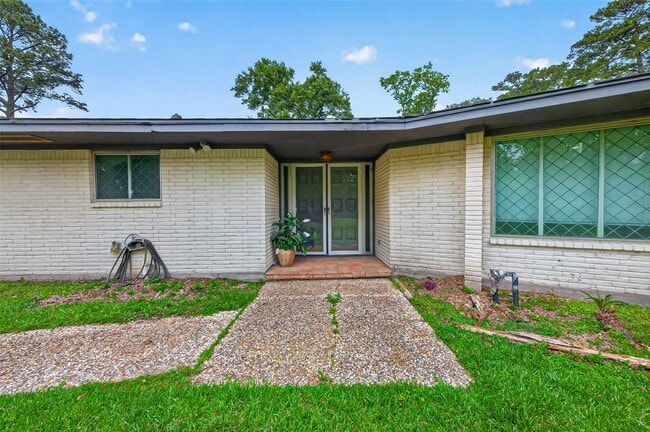Building Photo - 1701 Mistletoe Ln