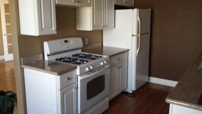 Kitchen - 1311 E 1st St Unit 11